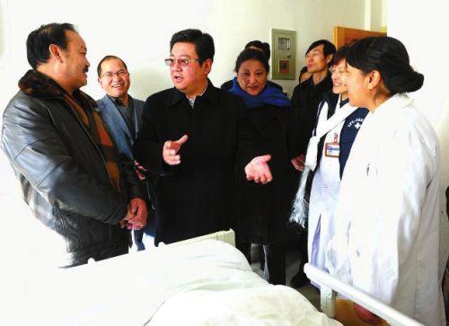 張延清看望慰問元旦期間堅(jiān)守在崗位上的工作人員。旺久 攝