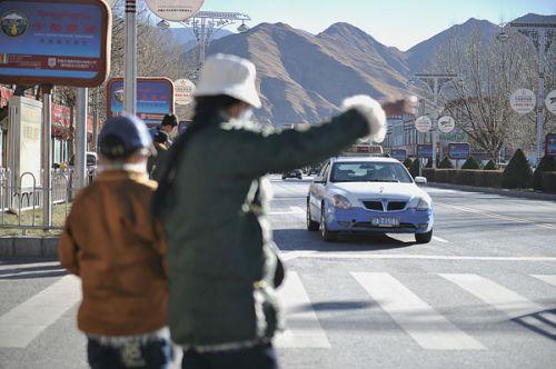 市民招手?jǐn)r出租車。記者 王茂松 攝