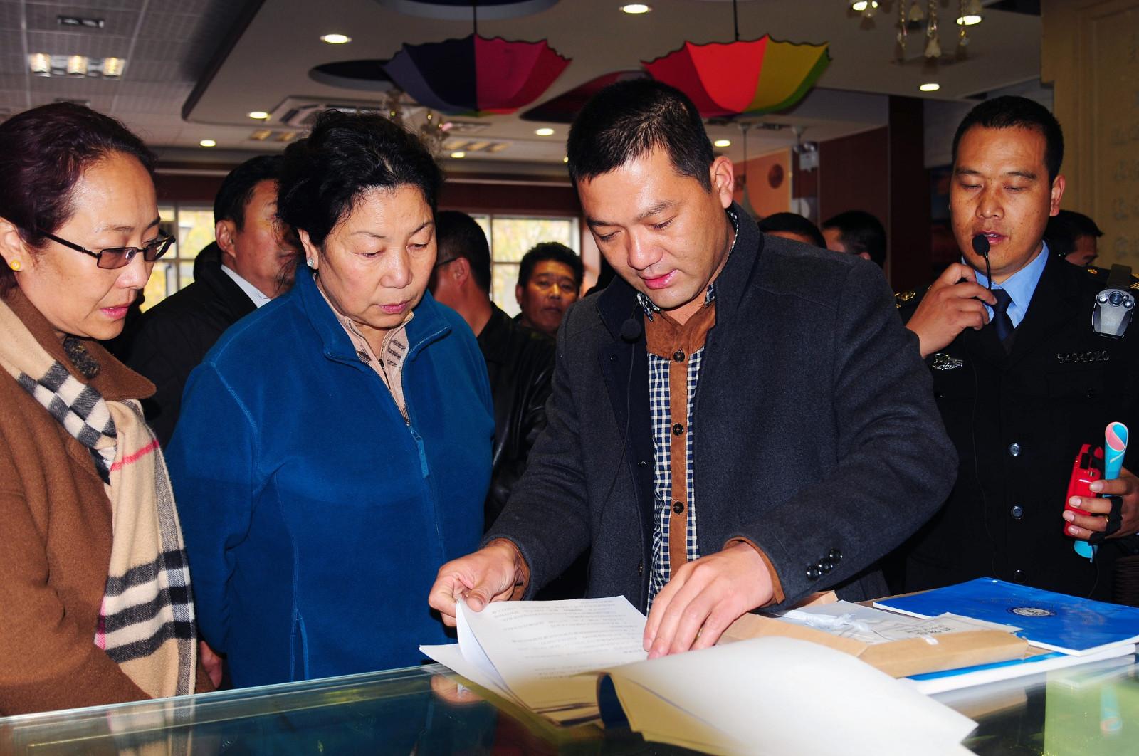 03自治區(qū)政府副主席德吉一行在明廚亮灶餐廳檢查食品安全情況。.JPG