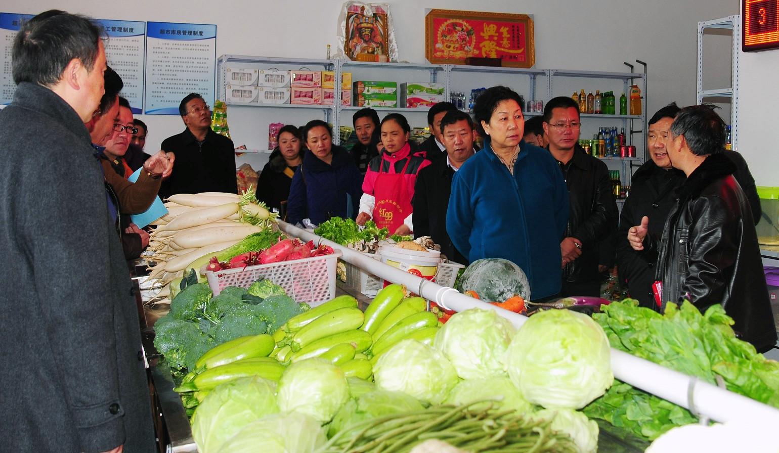 02自治區(qū)政府副主席德吉在林芝市菜籃子工程惠民直銷(xiāo)店檢查食品安全。.JPG