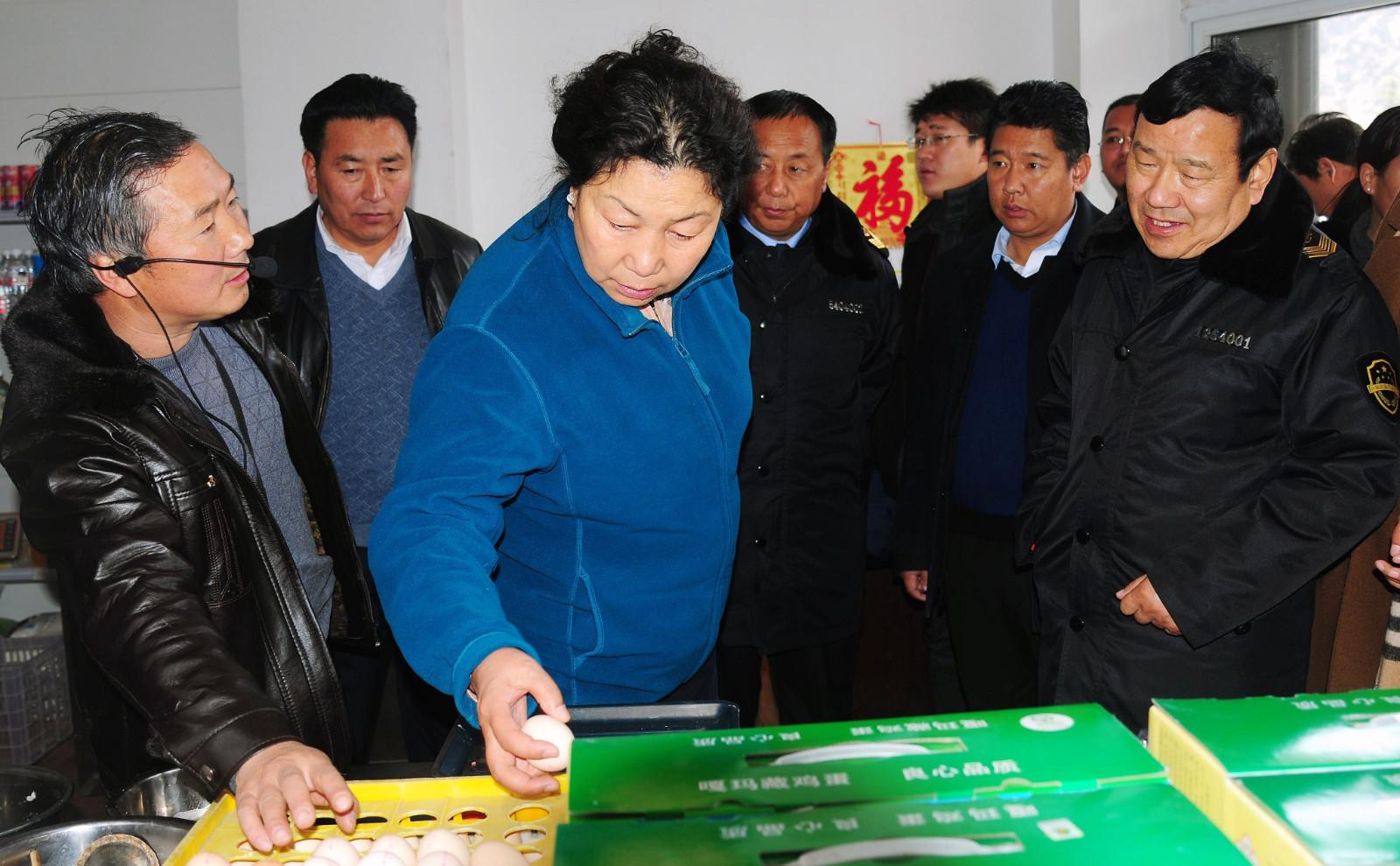 01自治區(qū)政府副主席德吉在林芝市菜籃子工程惠民直銷(xiāo)店檢查食品安全。.JPG