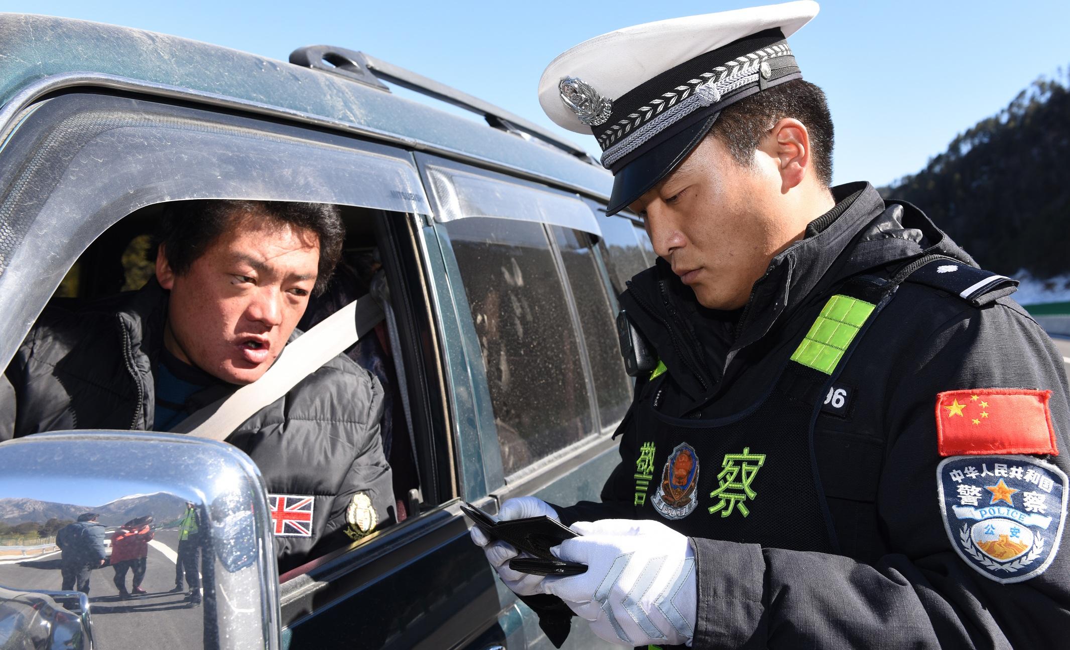 圖為高速交警對路邊?？寇囕v進行檢查.jpg