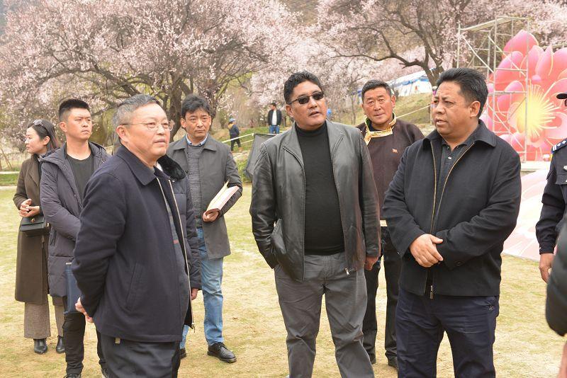 圖為多布慶常委前往“林芝第十九屆桃花文化旅游節(jié)”現(xiàn)場指導(dǎo)活動安保工作1.jpg