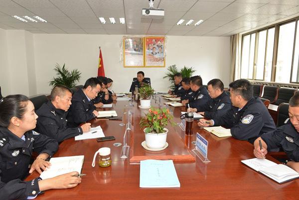 圖為林芝市巴宜區(qū)委常委、政法委書記、公安局局長旺青同志主持召開會議1.jpg