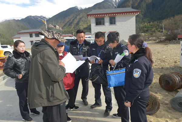 圖為：林芝巴宜區(qū)公安局黨委班子古都、唐瓊華同志前往易地扶貧搬遷點開展相關工作.jpg