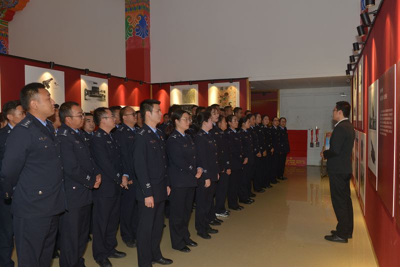 圖為：巴宜區(qū)公安局民警前往西藏農(nóng)牧學(xué)院黨史館開展“不忘初心.牢記使命”主題教育活動現(xiàn)場3.jpg