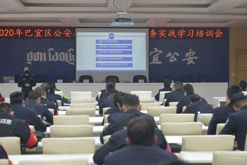 圖為：自治區(qū)級警務實戰(zhàn)教官馬蕊同志授課現(xiàn)場.jpg