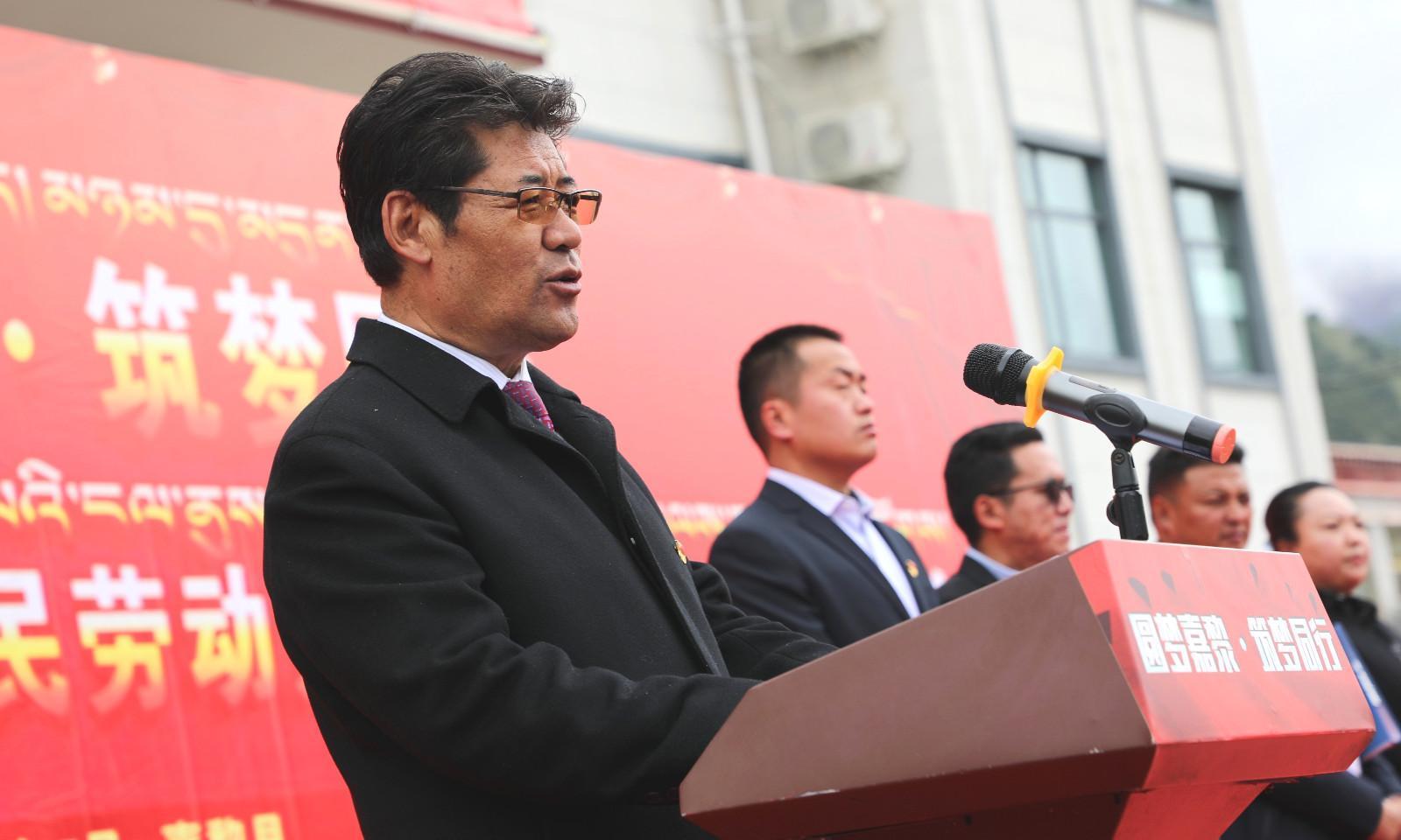 02 招聘會(huì)啟動(dòng)儀式上，嘉黎縣委副書記、縣長吾金才塔致辭。.jpg