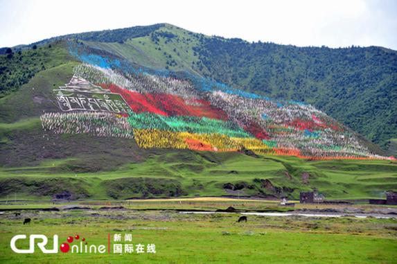 無(wú)數(shù)彩色經(jīng)幡與高山林海交相輝映 特約攝影師：李滬