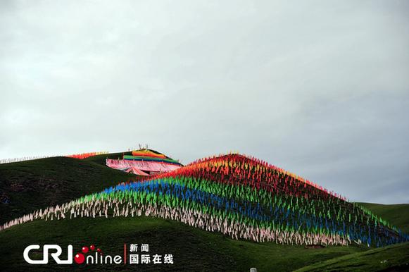 高原上的五彩經(jīng)幡，遠(yuǎn)遠(yuǎn)看去仿佛天上的彩虹落在人間 特約攝影師：李滬