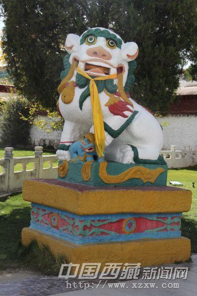 羅布林卡正門(mén)左右兩邊的一對(duì)獅子塑像。 被稱(chēng)作可“避邪守護(hù)”。 據(jù)說(shuō)古人把石獅子視為吉祥之物。認(rèn)為石獅子是可以驅(qū)魔避邪。所以，古時(shí)候的官衙廟堂、豪門(mén)巨宅大門(mén)前，都會(huì)擺放一對(duì)石獅子用以鎮(zhèn)宅護(hù)衛(wèi)。