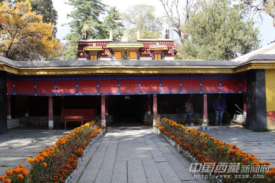 格桑頗章于1755年興建。內(nèi)設(shè)貢布護(hù)法神殿、集合大殿、臥室以及閱覽室。羅布林卡由此成為歷代達(dá)賴(lài)?yán)锵奶燹k公的場(chǎng)所。