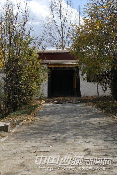 羅布林卡四面都有門(mén)，東面是正門(mén)。這里是羅布林卡的南門(mén)。
