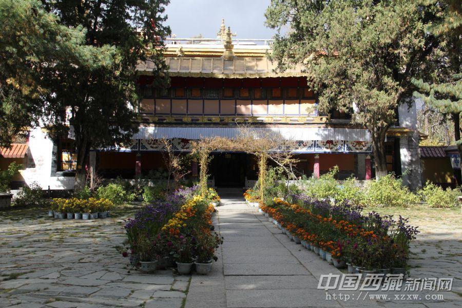黃色屋檐金頂裝飾的金色頗章,于1922年興建，1926年重建，大殿內(nèi)陳設(shè)有十三世達(dá)賴(lài)?yán)锏膶氉般y制塑像、長(zhǎng)壽三尊佛像。墻上繪有釋迦牟尼如意藤和宗喀巴生平傳記，此殿為杰出的藏式建筑，以精美的雕刻藝術(shù)著稱(chēng)，木雕藝術(shù)表現(xiàn)手法精練，具有濃厚的藝術(shù)魅力。