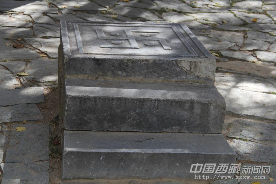 園內(nèi)各組建筑均以木、石為主要材料建成，規(guī)劃整齊，具有明顯的藏式建筑風(fēng)格。過(guò)去為了便于騎馬，專(zhuān)門(mén)設(shè)立的騎馬石臺(tái)。