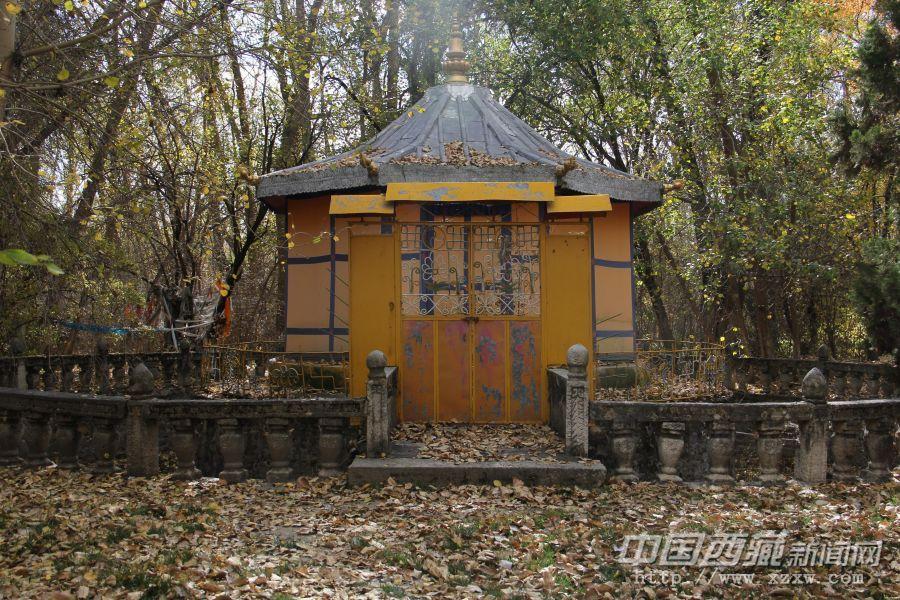園內(nèi)有修葺工整的花池草坪，玲瓏別致的涼亭。