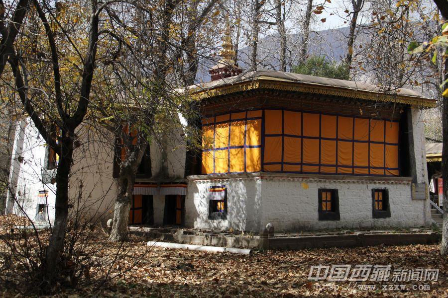 涼亭對(duì)面是其美確吉殿，據(jù)說(shuō)這是十三世達(dá)賴(lài)?yán)飯A寂的地方。