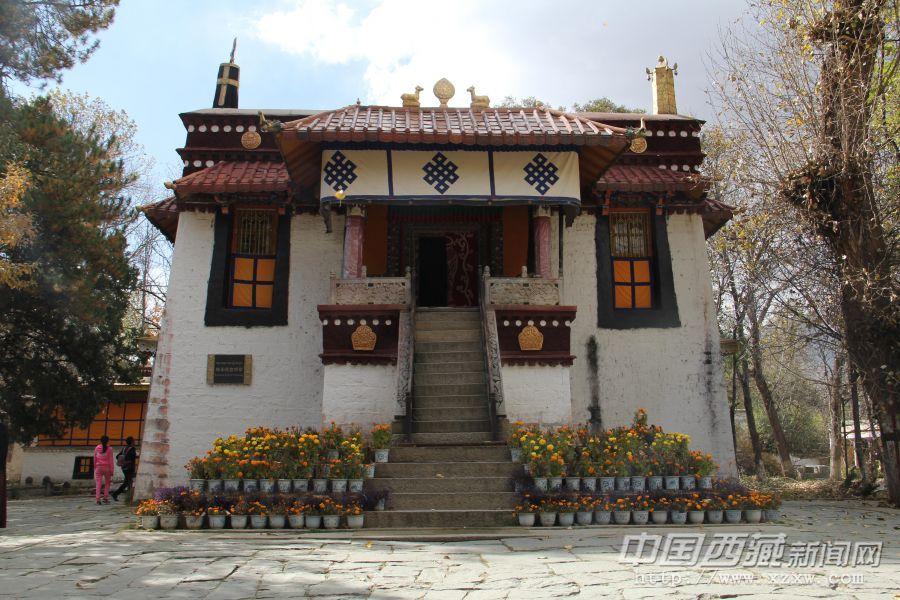 位于金色頗章西北60米處是一座小型宮殿格桑德吉頗章，是一座二層藏式建筑（1926年修建，1928年竣工）。一層是十三世達(dá)賴(lài)?yán)锏慕疸y庫(kù)房，二層是接見(jiàn)貴賓的地方，內(nèi)有觀(guān)音凈土、五臺(tái)山等壁畫(huà)。殿內(nèi)木雕圖案運(yùn)用了許多漢族典型的傳統(tǒng)圖案。是一座極具明顯文化融合的宮殿。