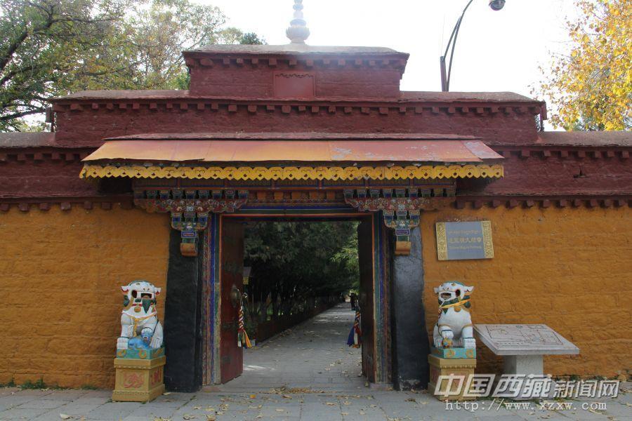 穿過(guò)金色頗章曲折向東，可以看見(jiàn)新宮大門(mén)，羅布林卡最富麗堂皇的宮殿是達(dá)旦明久頗章，藏語(yǔ)意為“永恒不變宮”?，F(xiàn)在稱(chēng)其為“新宮”。