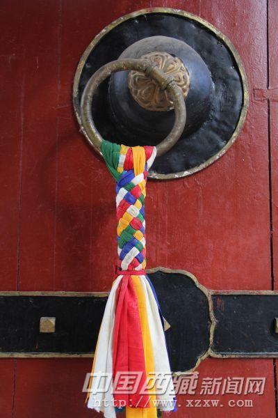 特色的大門(mén)，藍(lán)白紅綠黃與五彩經(jīng)幡的顏色相同，代表了祈禱吉祥平安的心愿。