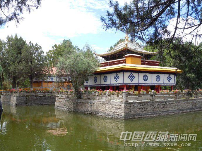 走進(jìn)達(dá)旦明久頗章對(duì)面的湖心亭（措吉頗章），建于公元1784年。是羅布林卡里景色最優(yōu)美的地方。位于格桑頗章西北約120米處。因四周被小池環(huán)繞而得名。