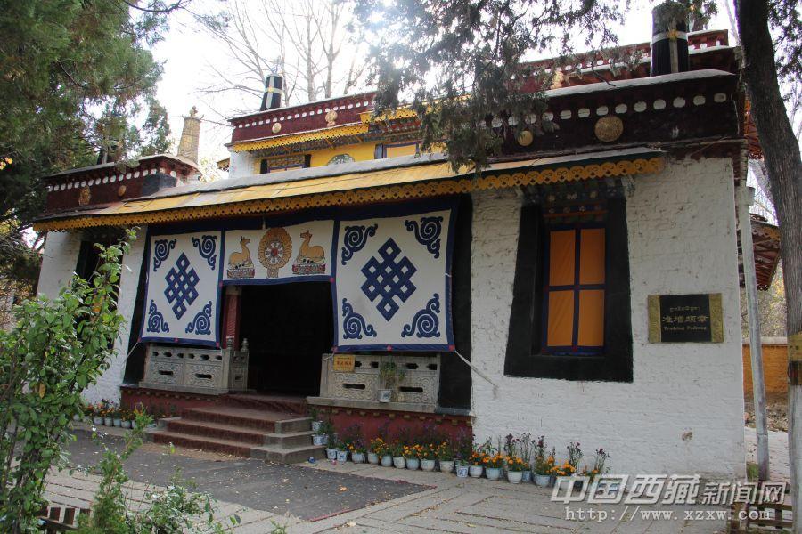 水塘一角有座規(guī)模不大的建筑是“準(zhǔn)曾頗章”（持舟殿） 。建于18世紀(jì)，是一座藏式兩層建筑。大殿內(nèi)主供十一面千手觀(guān)音菩薩、釋迦牟尼八大弟子、藥師佛及無(wú)量壽佛。四周經(jīng)架藏有3600多部經(jīng)書(shū)，是歷代達(dá)賴(lài)?yán)镩喗?jīng)修法的地方。二樓為閱覽室。