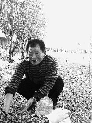察古光明林卡的經(jīng)營者次仁頓珠今年56歲，是一個非常熱情的人。