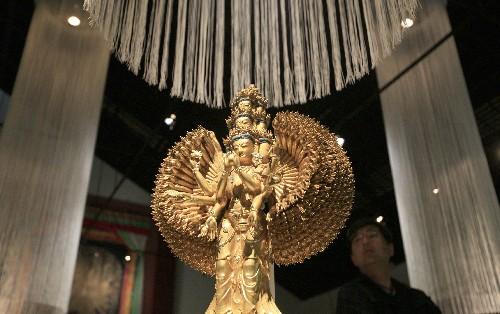 7月11日，在日本北海道近代美術(shù)館舉行的“圣地西藏珍寶展”上，觀眾觀看國家一級文物——十一面千手千眼觀音菩薩像。當天，介紹西藏文化藝術(shù)的“圣地西藏珍寶展”在北海道首府札幌開幕。展覽展出了中國西藏自治區(qū)博物館和布達拉宮等地珍藏的123件珍貴文物，其中包括36件國家一級文物。札幌的展出將持續(xù)到8月23日，之后還將在東京、大阪和仙臺進行巡回展出。 新華社記者任正來攝