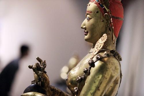 7月11日，觀眾在日本北海道近代美術(shù)館舉行的“圣地西藏珍寶展”上觀看佛像。當天，介紹西藏文化藝術(shù)的“圣地西藏珍寶展”在北海道首府札幌開幕。展覽展出了中國西藏自治區(qū)博物館和布達拉宮等地珍藏的123件珍貴文物，其中包括36件國家一級文物。札幌的展出將持續(xù)到8月23日，之后還將在東京、大阪和仙臺進行巡回展出。 新華社記者任正來攝