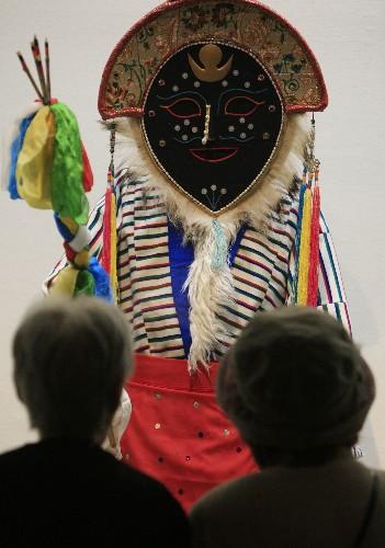 7月11日，觀眾在日本北海道近代美術(shù)館舉行的“圣地西藏珍寶展”上觀看展品。當天，介紹西藏文化藝術(shù)的“圣地西藏珍寶展”在北海道首府札幌開幕。展覽展出了中國西藏自治區(qū)博物館和布達拉宮等地珍藏的123件珍貴文物，其中包括36件國家一級文物。札幌的展出將持續(xù)到8月23日，之后還將在東京、大阪和仙臺進行巡回展出。 新華社記者任正來攝