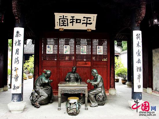 麻將運(yùn)動不僅具有獨(dú)特的游戲特點(diǎn)，而且具有集益智性、趣味性、博弈性于一體的孕魅力及內(nèi)涵豐富、底蘊(yùn)悠長的東方化特征，因而成為中國傳統(tǒng)文化寶庫中的一個(gè)重要組成部分。特別有趣的是平和堂牌匾下三位打麻將的人竟是國籍各異，留辮子的自然是清朝年間的中國人，另外一個(gè)穿著木履的是日本人，還有一位大胡子的則是西方人?？此迫遗莆ㄓ兄袊艘缓停? align=