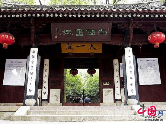 天一閣是中國現(xiàn)存最早的私家藏書樓，據(jù)記載也是麻將的創(chuàng)始人清朝時(shí)的“甬上聞人”陳魚門，甬是寧波的簡稱，所以這位陳氏先祖是寧波人。陳氏支祠就是陳家的祠堂，所以才將麻將起源陳列館建在這里。