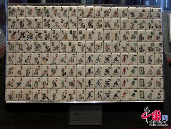 水滸葉子后期牌的張數(shù)與馬吊牌張數(shù)一致，梁山108條好漢剛好與筒條萬三門牌的張數(shù)一樣多。這是中國唯一一副手工制作的108條好漢麻將！李中華攝影