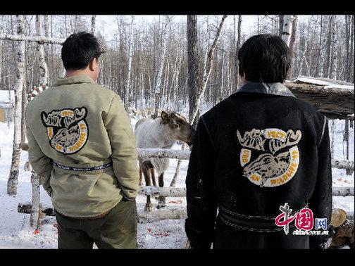 鄂溫克人喜歡鹿，就連衣服背后的圖案都是可愛的馴鹿。天高攝影