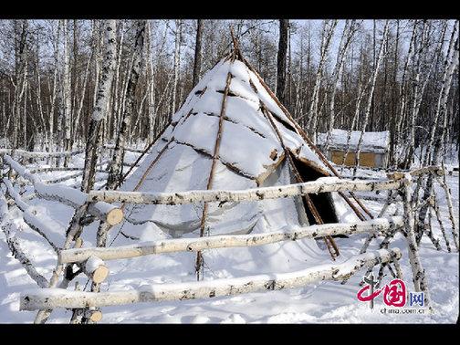曾經(jīng)鄂溫克人居住的“撮羅子”，在冬天被當(dāng)做了倉房。天高攝影