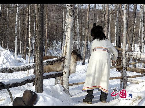 每次出入都要用木頭把門插上，防止馴鹿進(jìn)到院子里。天高攝影