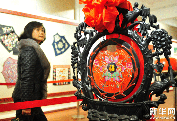 （3）2月9日，一位市民在觀看一款漆器。