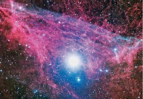 恒星爆炸形成超新星，產(chǎn)生難以置信的明亮光線，恒星殘留物與它軌道上的氣體和灰塵碰撞將釋放出光形式能量。這些炙熱氣體就是著名的超新星殘留物。這是船帆星座內(nèi)超新星，這個(gè)超新星爆炸時(shí)直徑膨脹至55光年。船帆星座內(nèi)超密集灰塵云中有一個(gè)“船帆脈沖星”，每秒旋轉(zhuǎn)11次。