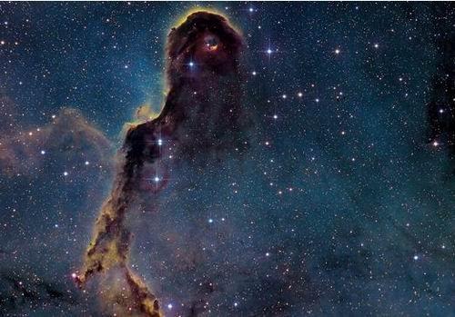 如圖所示，這是IC 1396星云，它是最大的可觀測星云之一，其直徑是太陽直徑的2500倍。該星云的灰塵和氣體云是由周邊恒星輻射物質(zhì)形成的。據(jù)悉，IC 1396星云位于仙王星座，仙王星座是天文學(xué)家最早觀測記錄的星座之一。