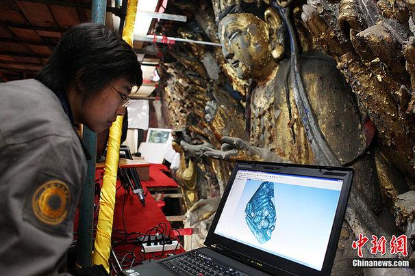 工作人員通過(guò)三維激光掃描，將造像表面金箔微觀變化錄入電腦，為跟蹤和對(duì)比修復(fù)效果提供重要的科學(xué)依據(jù)。