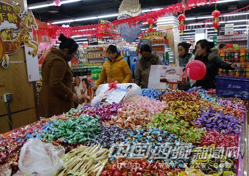 圖為2月16日，市民在樂天超市購(gòu)買糖果。 李瑞偉 攝
