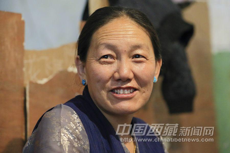 多永，44歲，昌都人，從19歲開(kāi)始學(xué)習(xí)藏毯編織技術(shù)。1985年開(kāi)始到拉薩地毯廠從事編織工作。
