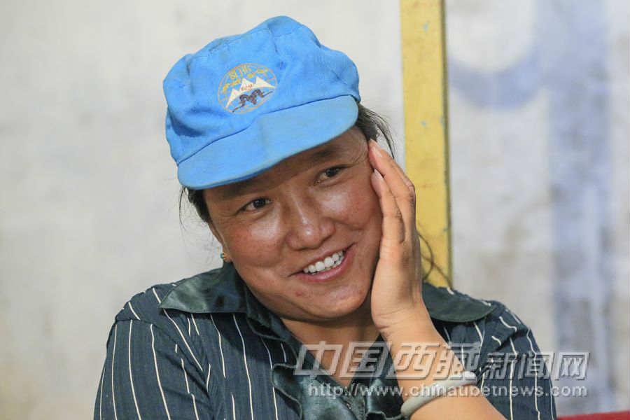 次珠，43歲，日喀則白朗縣人，從15歲開(kāi)始學(xué)習(xí)藏毯編織技術(shù)。1985年開(kāi)始到拉薩地毯廠從事編織工作。她比較害羞。
