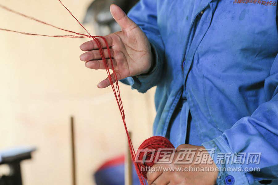 羊毛紡成線、染色后，需要將細(xì)線重新繞成織毯用的粗線，一般由四到五根細(xì)線合成。
