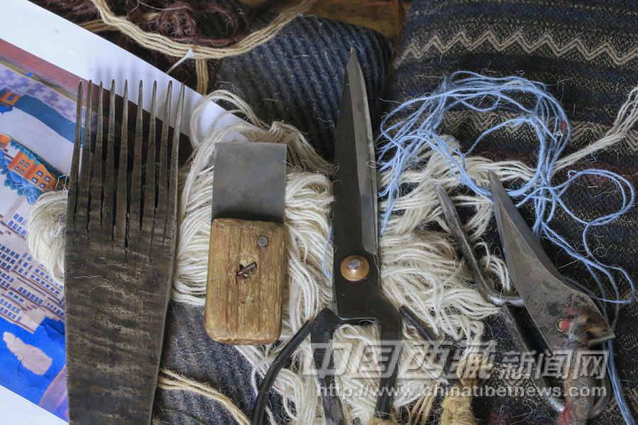 編織需要的主要工具，從左到右分別是：拷奔（藏語(yǔ)）、筢子（藏語(yǔ)）、剪刀、鑷子（藏語(yǔ)）。