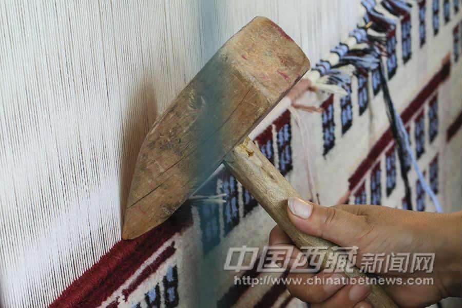 編織好一層之后，用木錘（藏語(yǔ)叫“托”）打緊。
