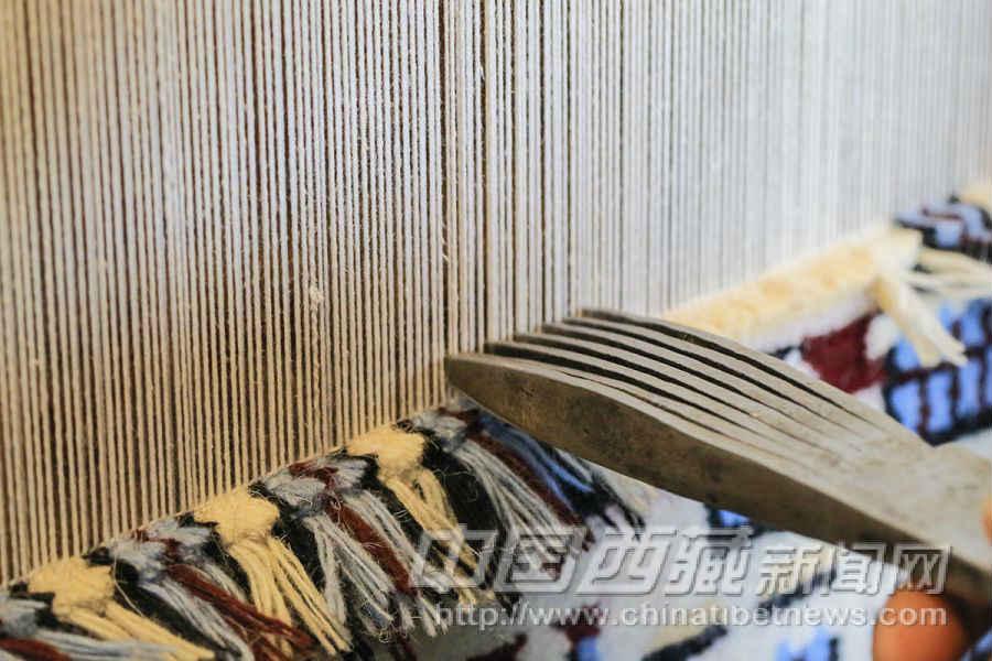 取下編織針，用“拷奔”把線打緊。