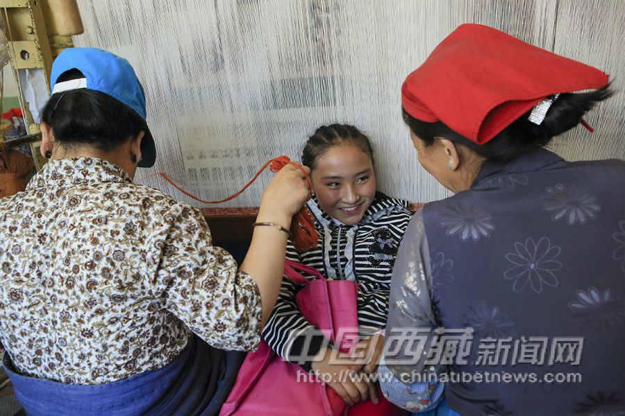 次德吉（中）今年12歲，是普赤的女兒，在拉薩市第二小學(xué)上5年級(jí)。