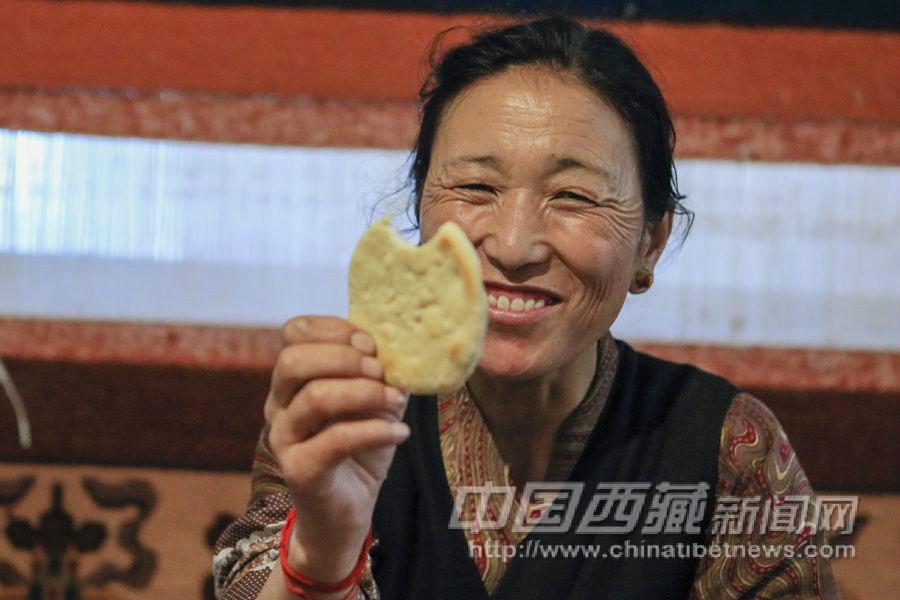 午飯大都在車間解決，或是吃家里帶來(lái)的餅子，或是去外面吃碗藏面。