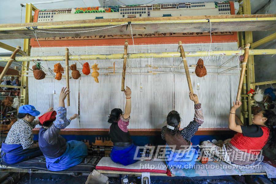 時(shí)間一天天悄悄流逝，轉(zhuǎn)眼過(guò)去一個(gè)多月，掛毯即將完工。